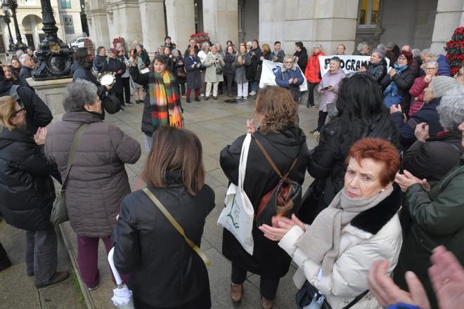 Cacerolada en María Pita de trabajadores y usuarios de los talleres de programa Lecer en el Ágora y el Fórum