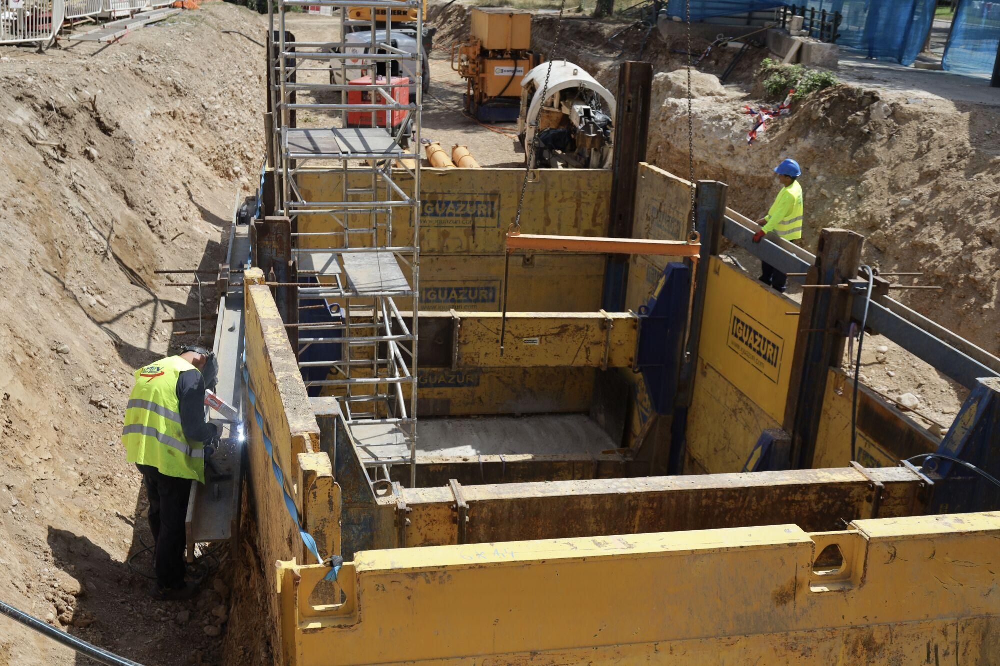 En imágenes | Las obras en el Huerva provocan cortes en el tráfico en Camino Las Torres