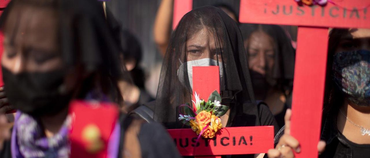 Colectivos feministas se manifiestan en Ciudad de México.