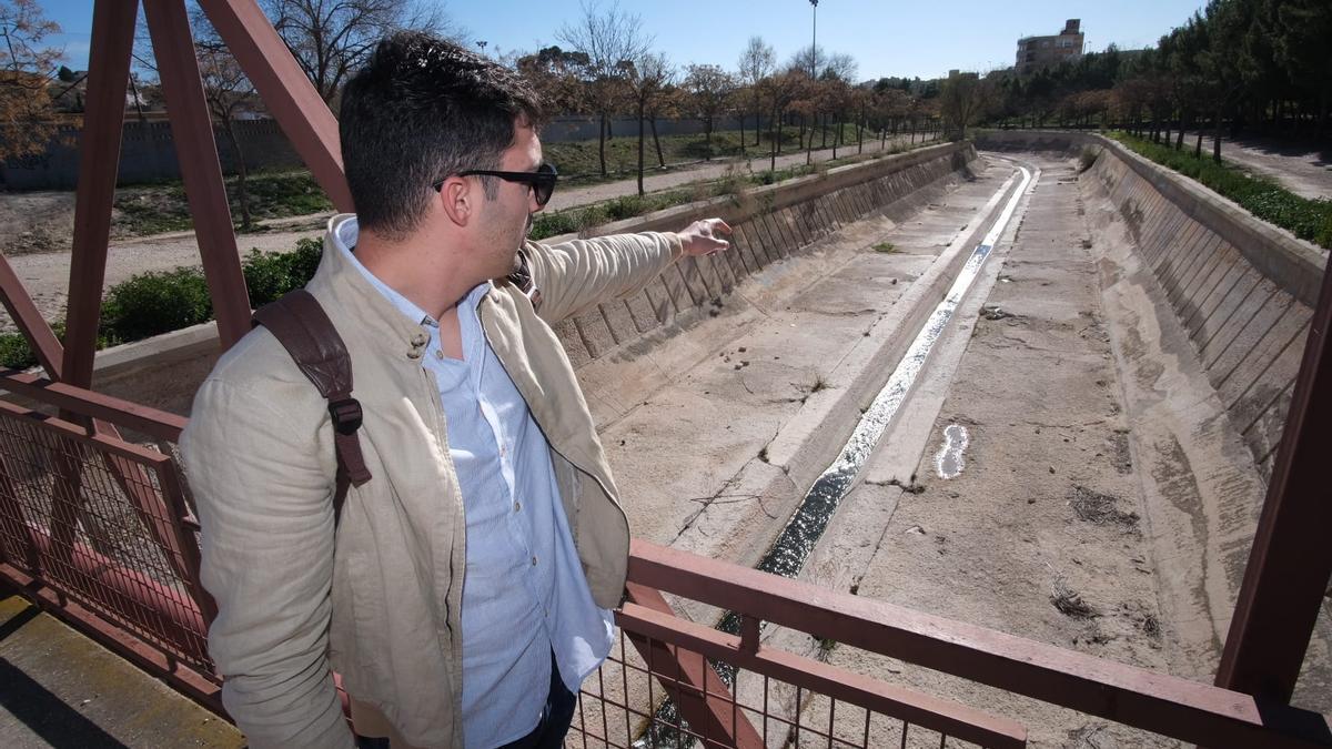El sociólogo de la UA, Pablo Aznar, en el cauce de un río de la provincia este martes