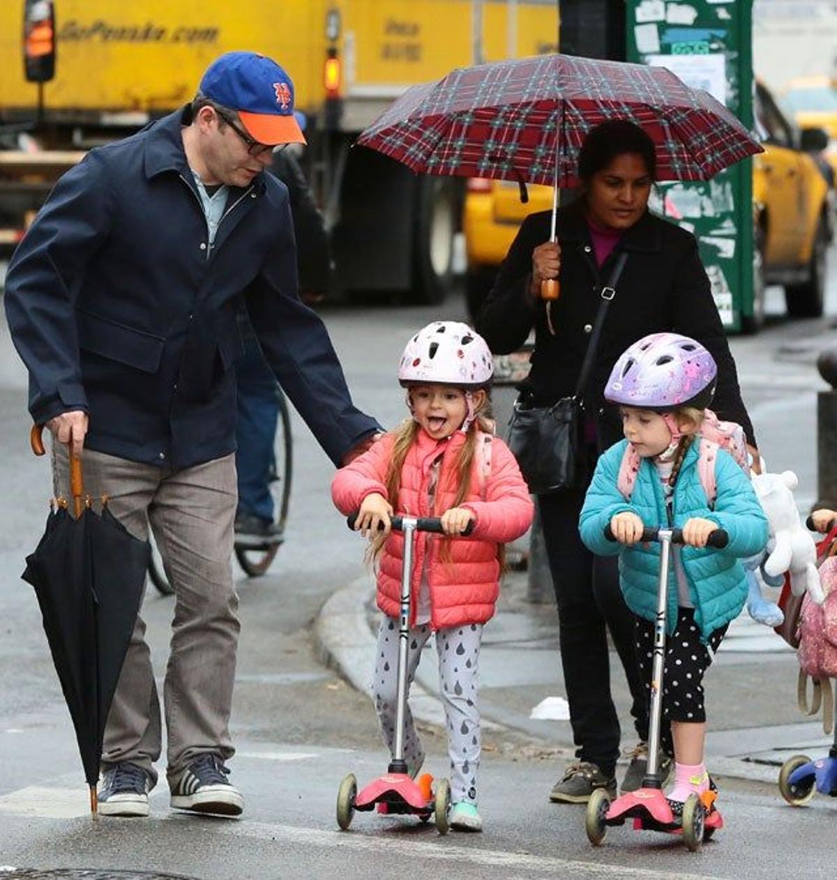 Matthew Broderick mete un poco de prisa a sus hijas mientras cruzan por el paso de peatones