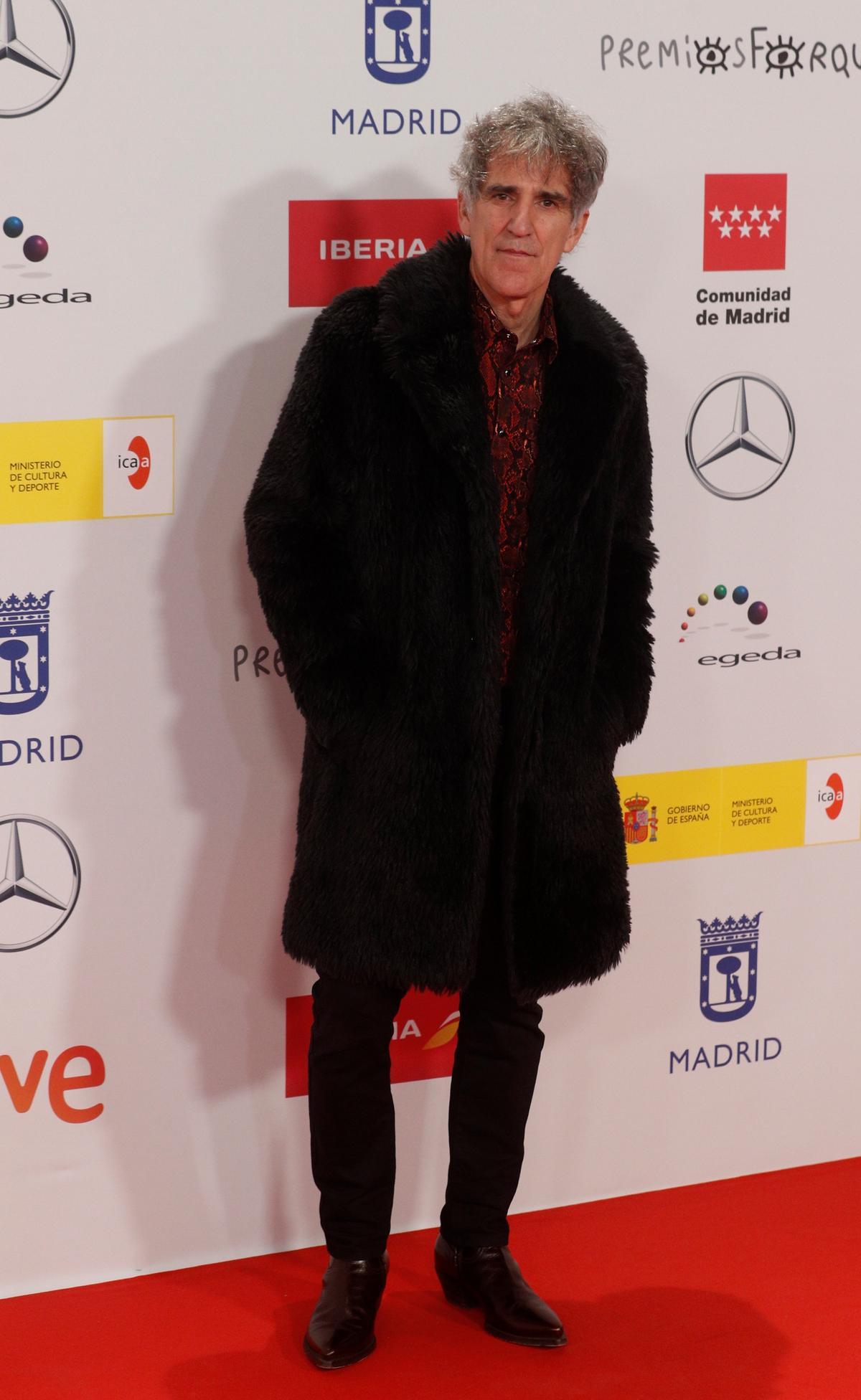 El cantante Mikel Erentxun a su llegada la gala de entrega de la 27 edición de los Premios Forqué,