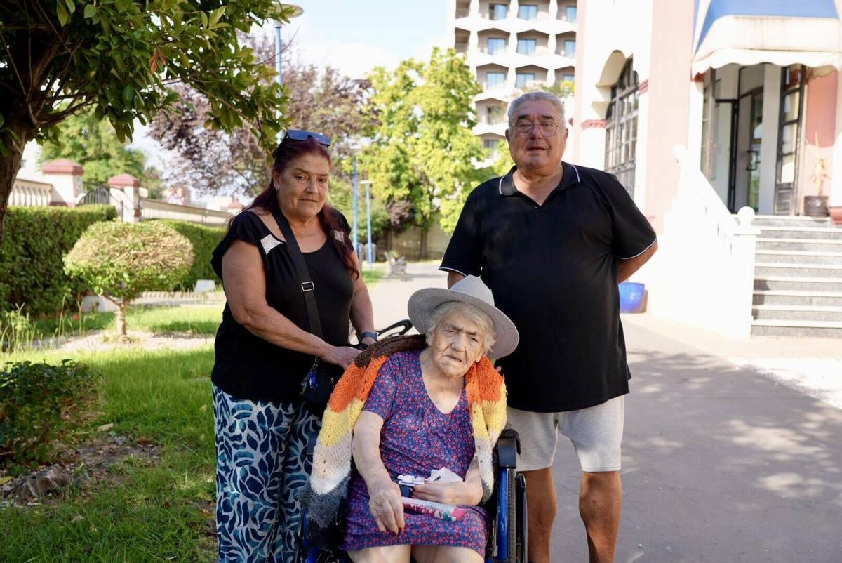 Celestina Alonso, acompañada de sus hijos Antonia y Francisco Micharet.