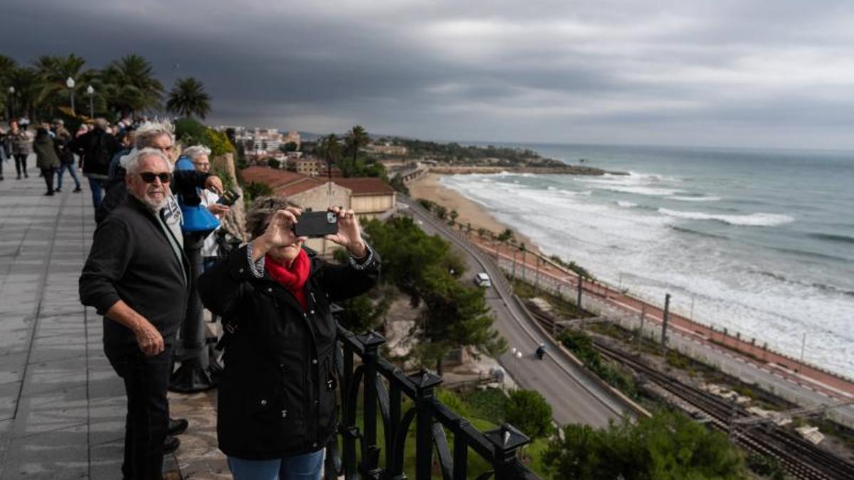 Turistas en Tarragona durante un mes de octubre, en plena temporada baja.