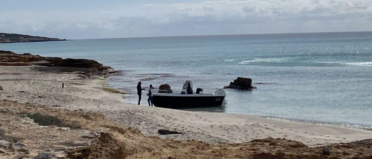 La Guardia Civil detiene a uno de los patrones de una de las pateras, en Migjorn.