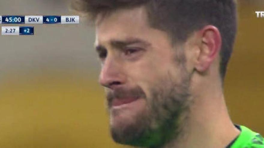 El portero del Besiktas, llorando en el descanso