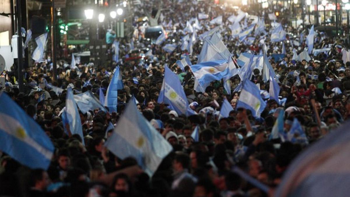 Miles de personas celebran el pase de Argentina a la final del Mundial, esta madrugada en Buenos Aires.