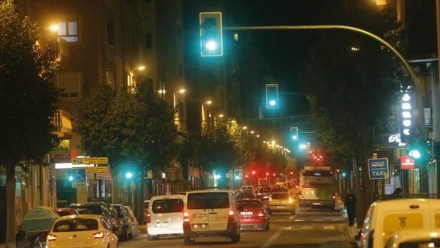 Una de las arterias principales del casco urbano de Elche con numerosos puntos de luz.