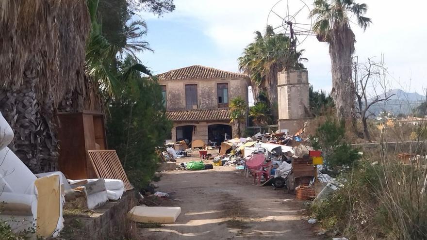 Andròmines velles, matalassos i fem s’acumulen en una finca típica de l’arquitectura rural