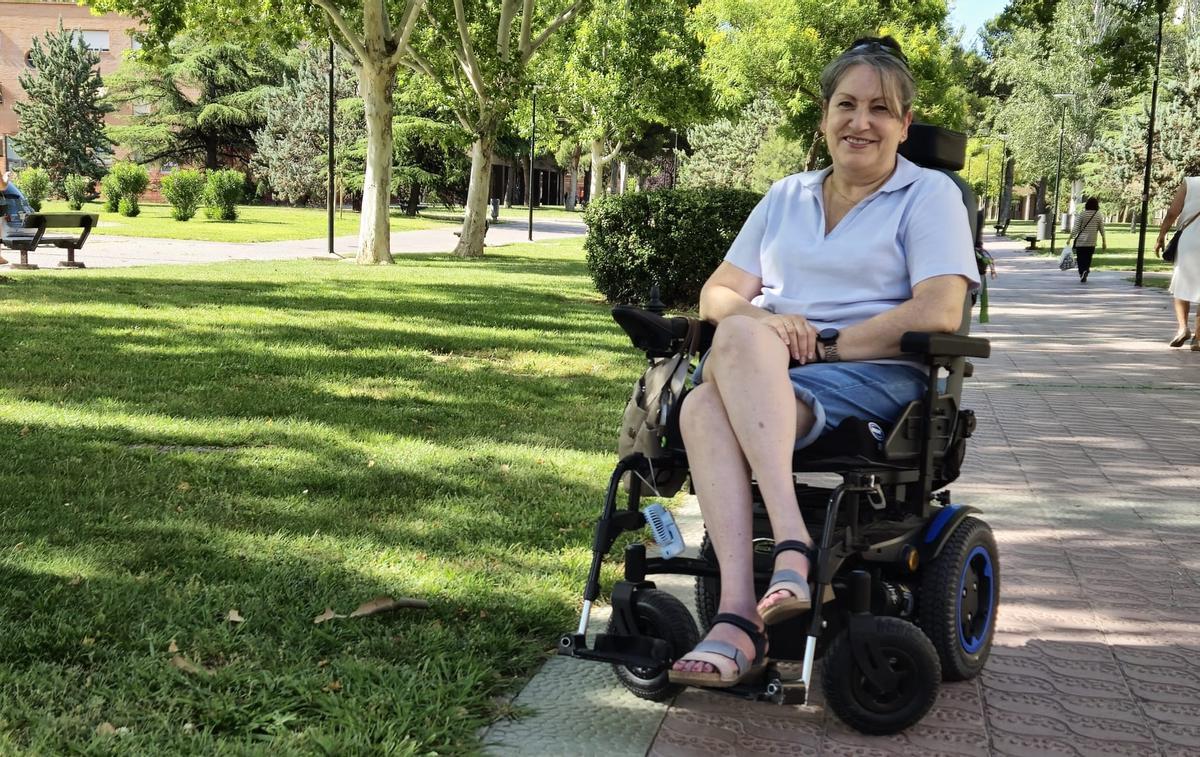Olga Allende, enferma de ELA, sonriente en el parque.