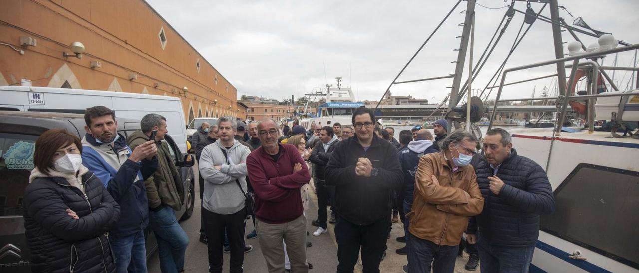 El presidente de OpMallorcaMar, Pedro Mercant, en el centro con jersey rojo, con Domingo Bonnín y Toni Garau a su izquierda. | GUILLEM BOSCH