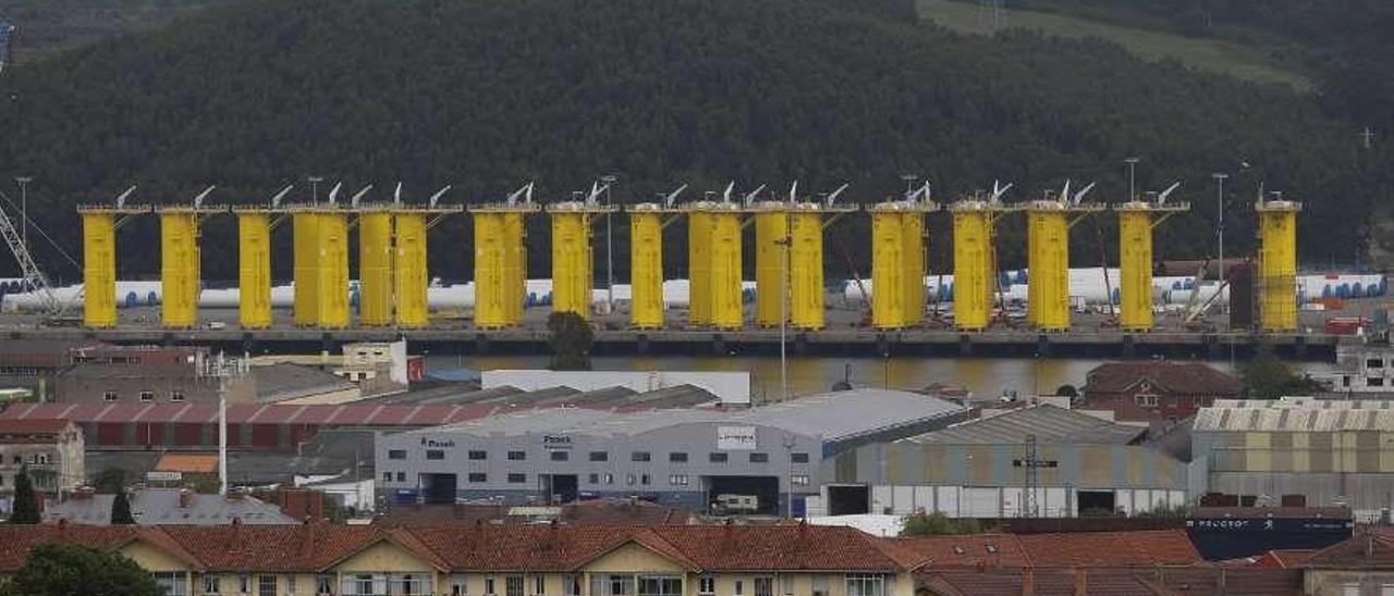 Fundaciones para el parque eólico marino DEBU, en los muelles de Valliniello.