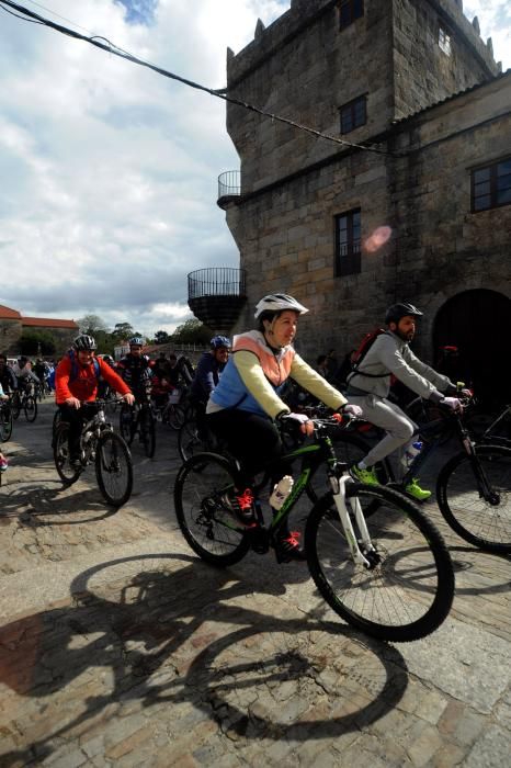 Un pelotón de ciclistas desafía a la lluvia en Cambados