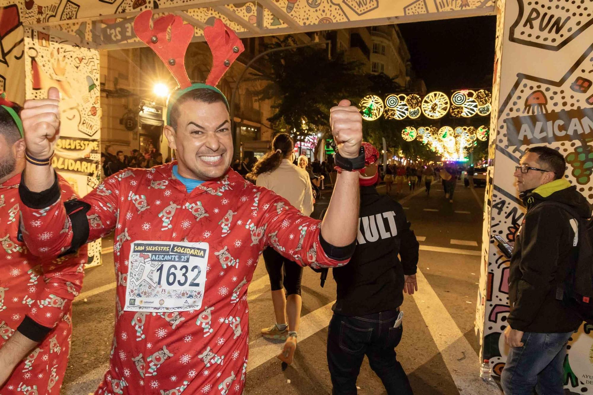 La San Silvestre de Alicante llena de colorido la ciudad