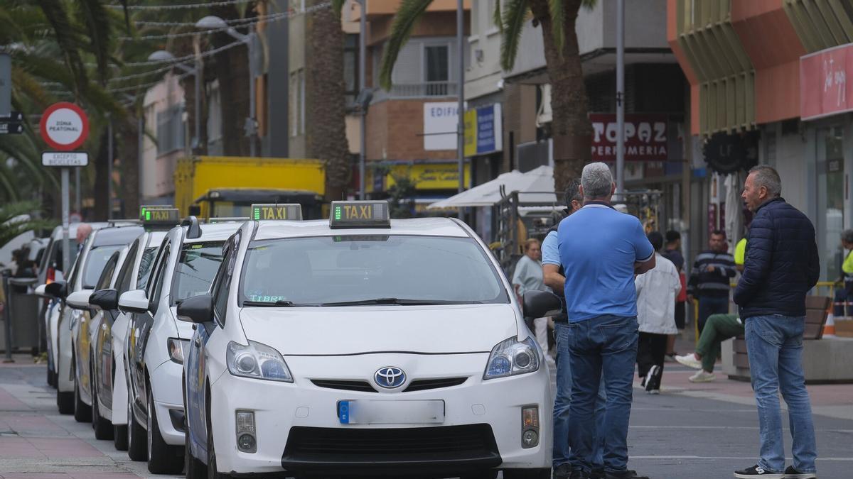 Taxis en una parada de los alrededores del parque Santa Catalina.
