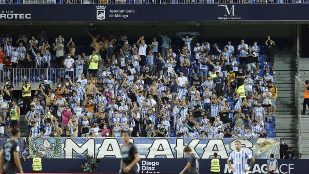 La afición blanquiazul, durante un encuentro en Martiricos