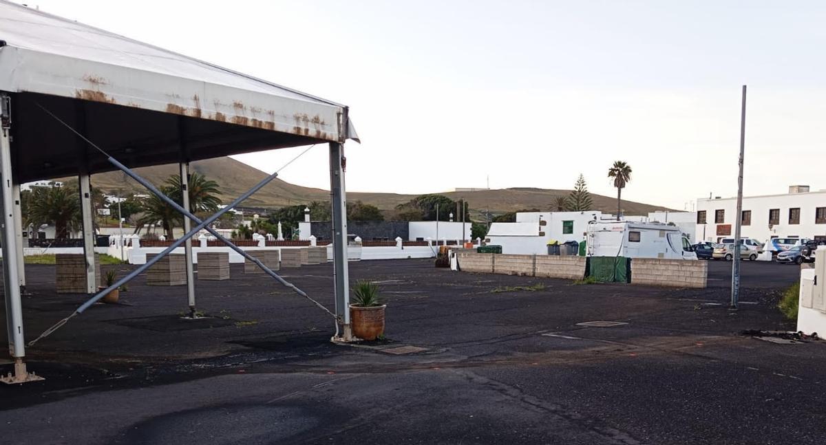 Construcción de un muro en el recinto ferial de Uga, en el municipio de Yaiza