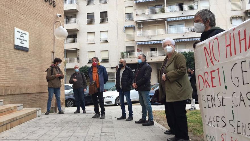 Joan Cogollos, acompañado por otros activistas de la PAH, antes de su entrada a los juzgados de Gandia.