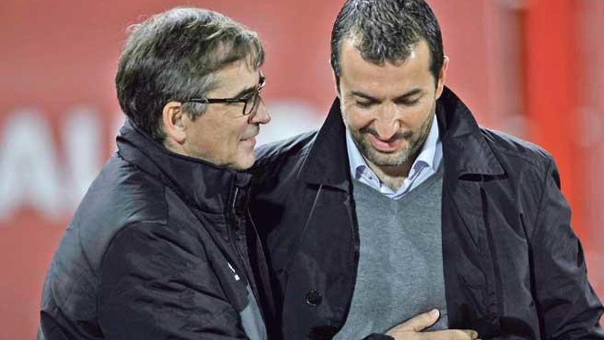 Vázquez y Diego Martínez se saludan ayer antes del partido.