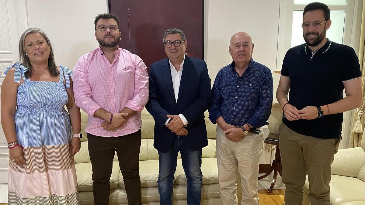 El pregonero y el autor cartel flanquean al alcalde de Vélez Málaga.