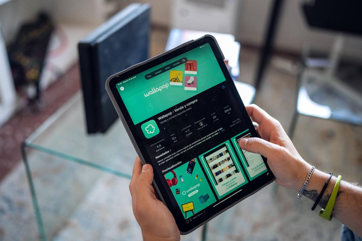 Un usuari de Wallapop consulta la plataforma de compravenda.