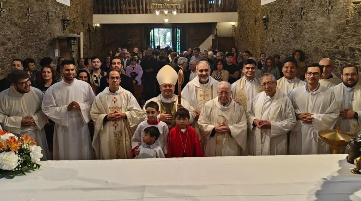 El arzobispo de Santiago, con el báculo, rodeado de fieles, autoridades e integrantes de la Unidad Pastoral Oroso-Sigüeiro