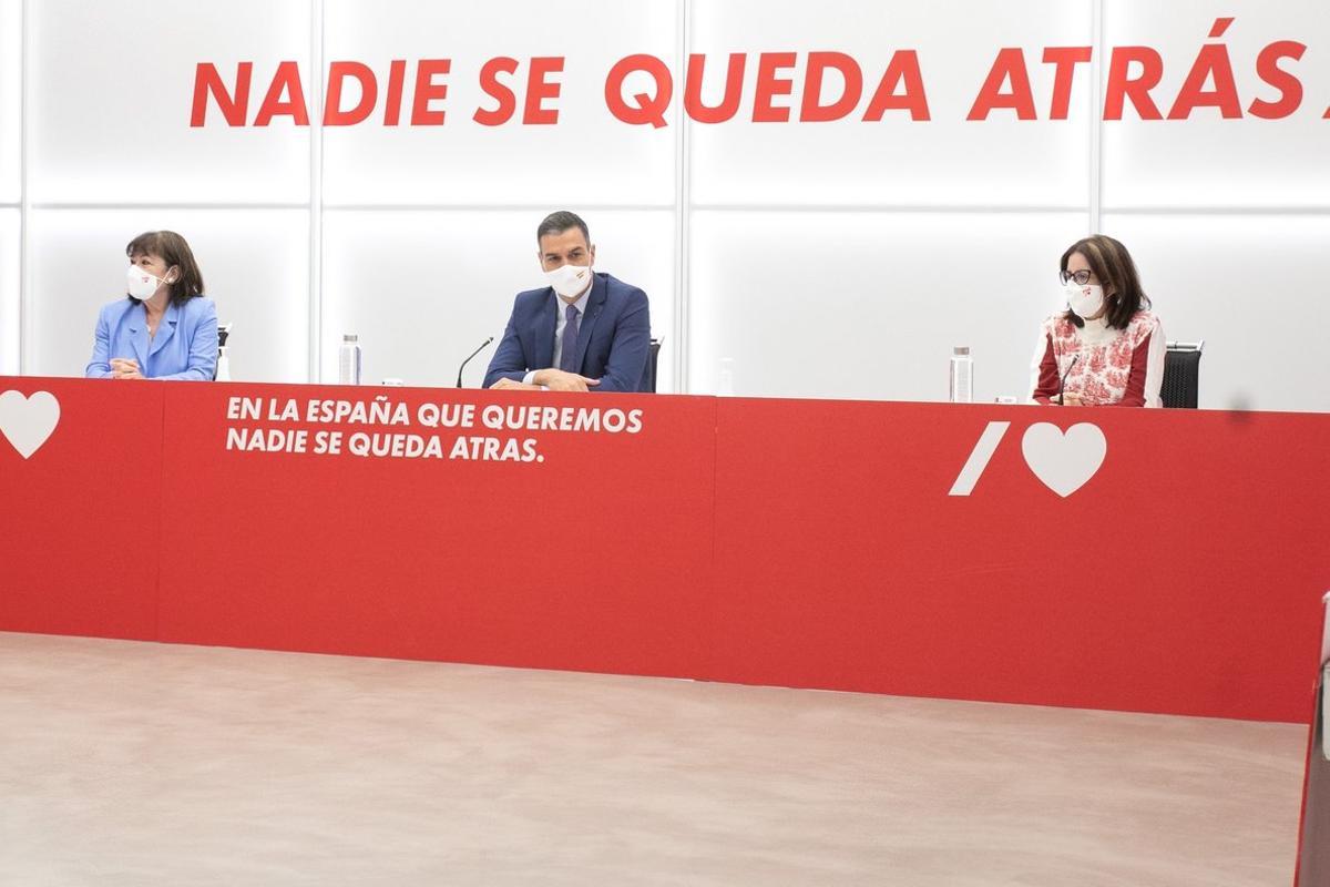 MADRID, 28/09/2020.- El secretario general del PSOE, Pedro Sánchez, junto a la presidenta, Cristina Narbona (i), y la portavoz socialista, Adriana Lastra, durante la reunión que la Ejecutiva Federal del partido ha celebradado este lunes en la sede de la calle Ferraz, en Madrid. EFE/PSOE/Eva Ercolanese *****SÓLO USO EDITORIAL // NO VENTAS // NO ARCHIVO*****