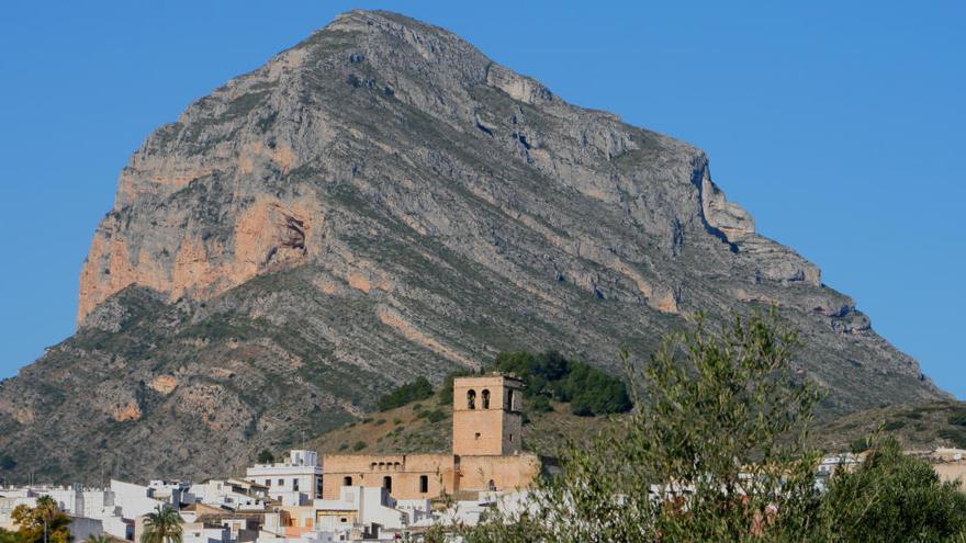 Xàbia expedienta a unos turistas por lanzar fuegos artificiales en pleno Montgó