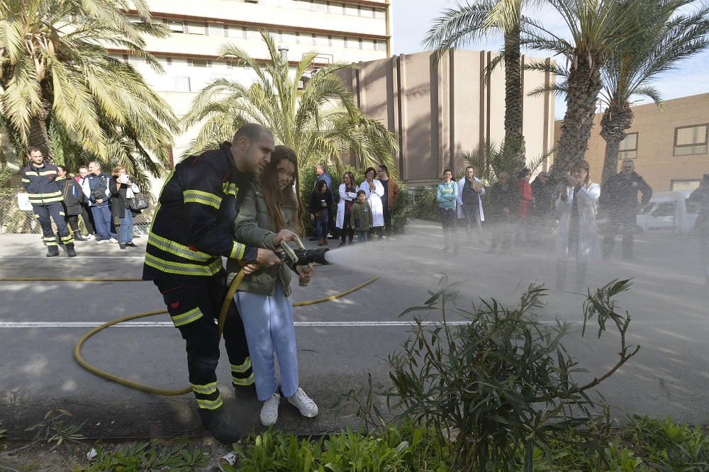 Los bomberos visitan la unidad de Pediatría del Hospital General de Elche.