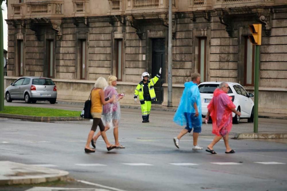 Heftige Regenfälle haben am Freitag (23.9.) auf Mallorca den Straßenverkehr teilweise stark beeinträchtigt. In mehreren Straßen in Palma stand das Wasser so hoch, dass Autos nicht mehr fahren konnten.