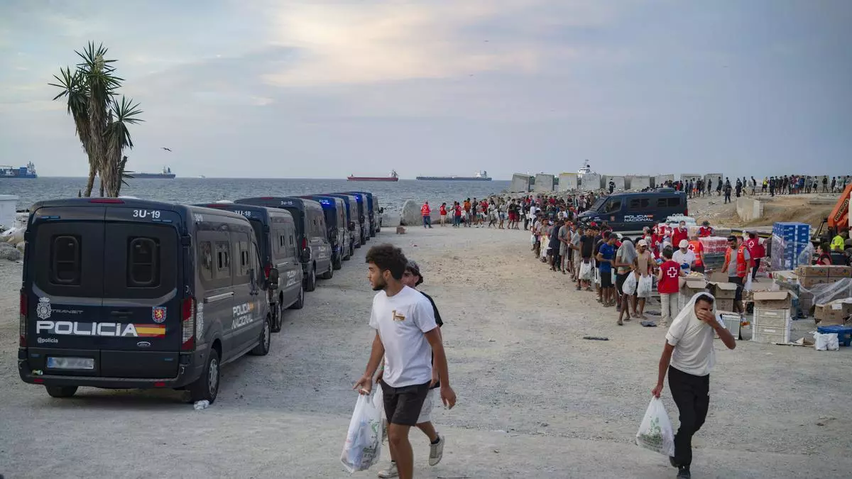 Comienza el traslado de los migrantes de la playa del Trampolín, en Ceuta