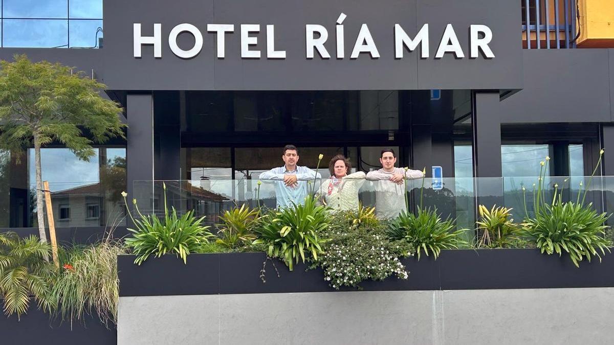 Los gerentes del hostel Ría Mar, la segunda generación de este negocio familiar.
