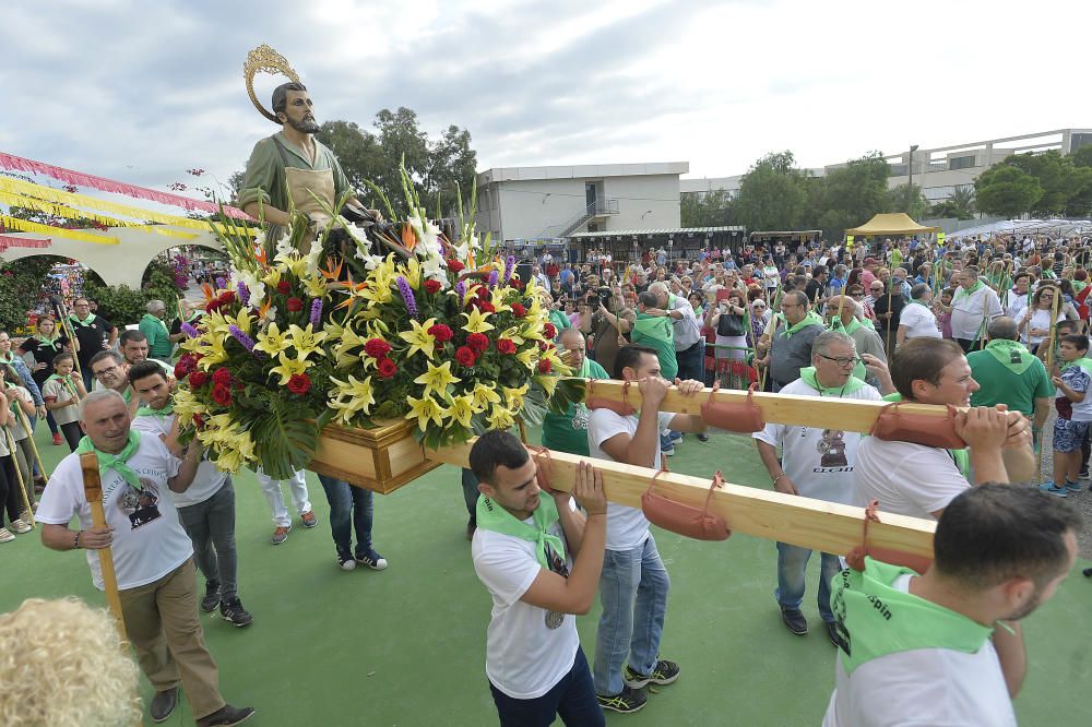 La romería de San Crispín recorre hoy las calles de El Toscar hasta su ermita.