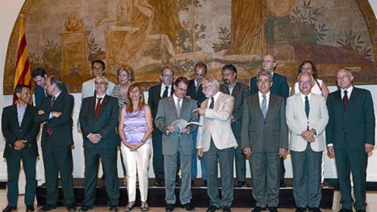Los miembros del Consell Assessor per a la Transició Nacional, el pasado jueves en el Palau de la Generalitat.