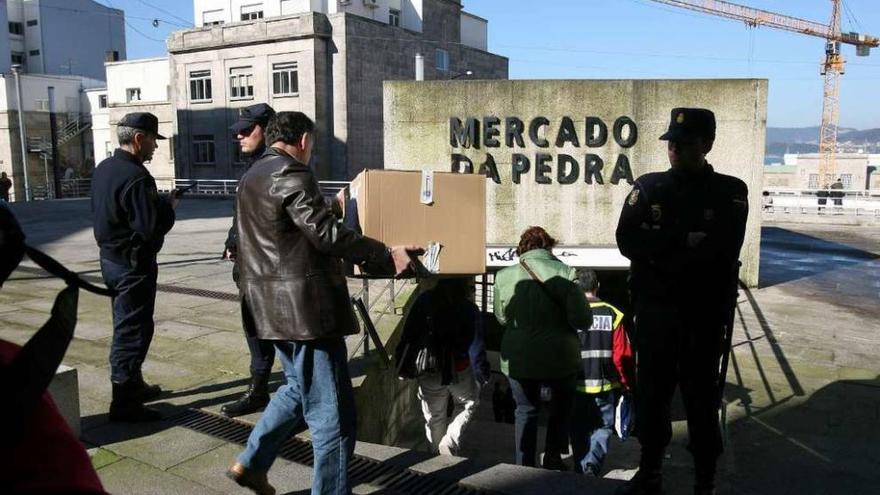 La redada de 2006 en el mercado de A Pedra, una de las que se incluyen en esta causa. // J. de Arcos