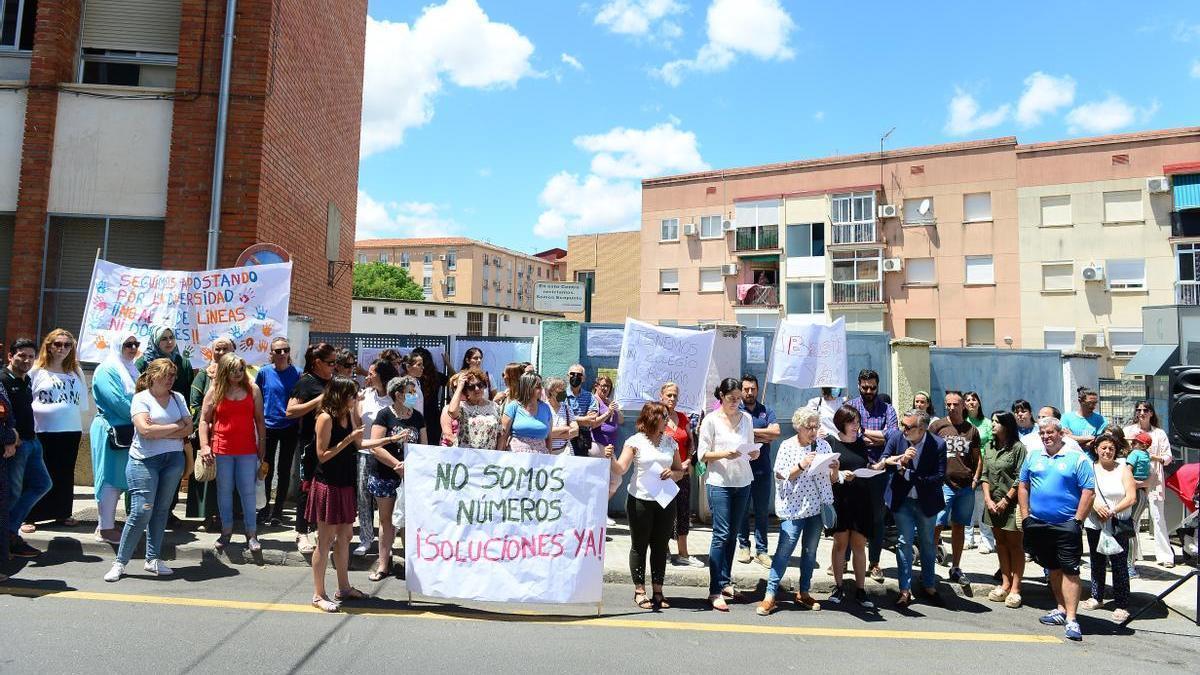 Padres y madres del colegio San Miguel de Plasencia, en una protesta por las obras del centro.