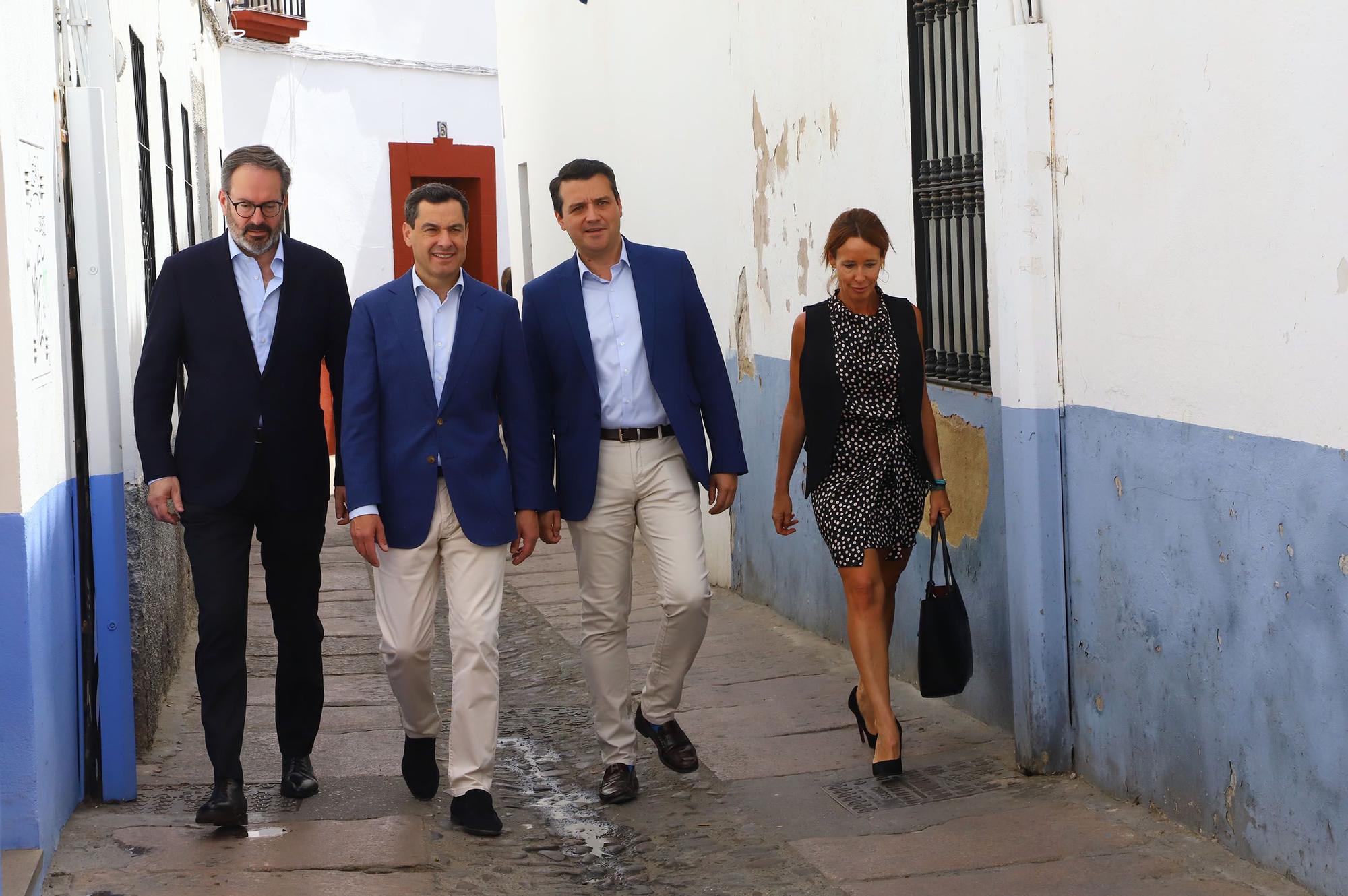 Juanma Moreno visita los Patios de Córdoba