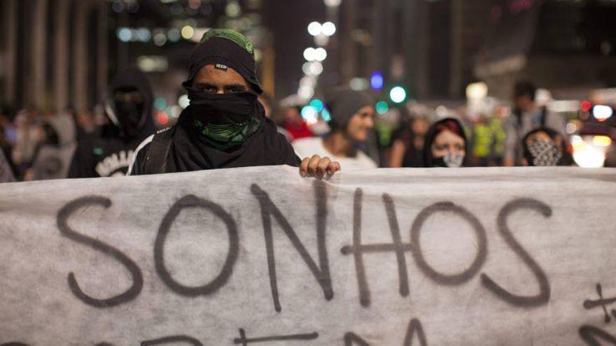 Los brasileños mantienen el pulso con pequeñas protestas en Río y Sao Paulo