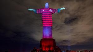 El Cristo Redentor vestido con los colores del equipo del Flamengo.