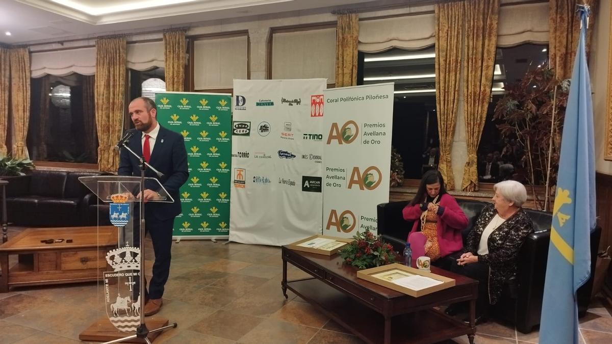 La Coral Polifónica Piloñesa entrega sus premios "Avellana de oro" en una gala multitudinaria en Infiesto