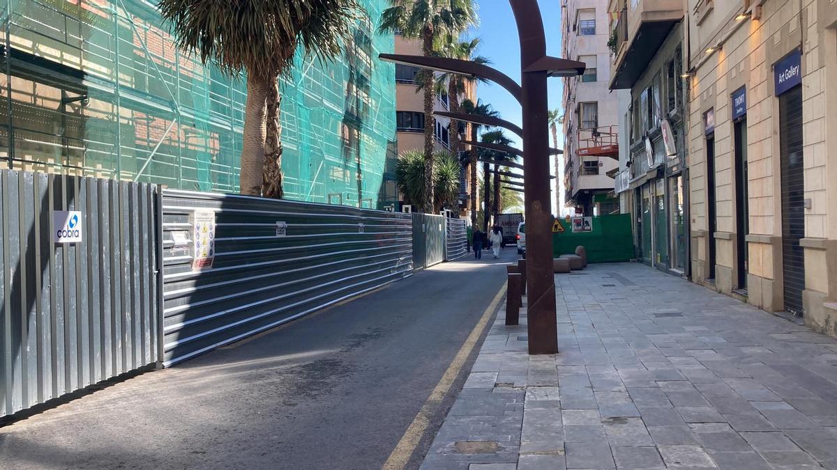 Andamiaje en el edificio de La Plasa en la calle Azorín