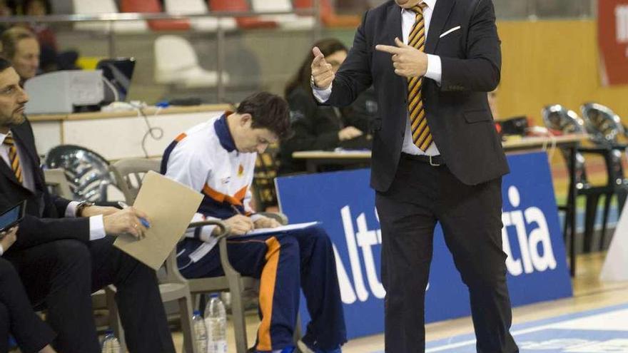 Tito Díaz se dirige a la mesa durante el partido contra el Oviedo.