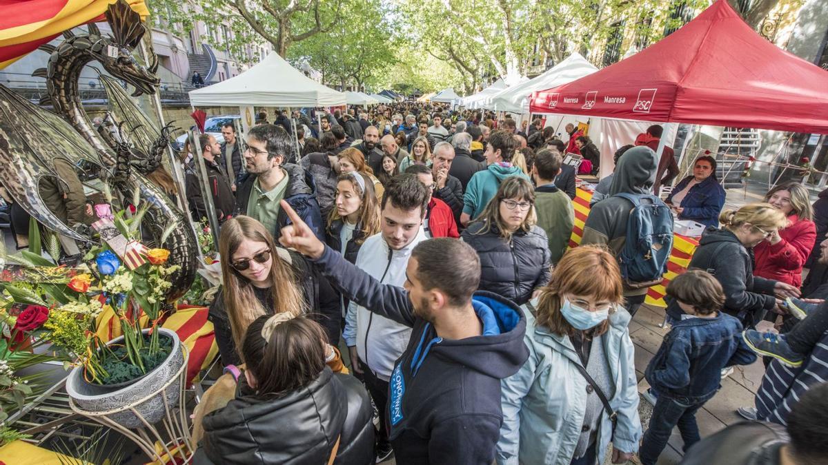 El passeig de Pere III es va tornar a omplir de gent per celebrar la diada de Sant Jordi | OSCAR BAYONA