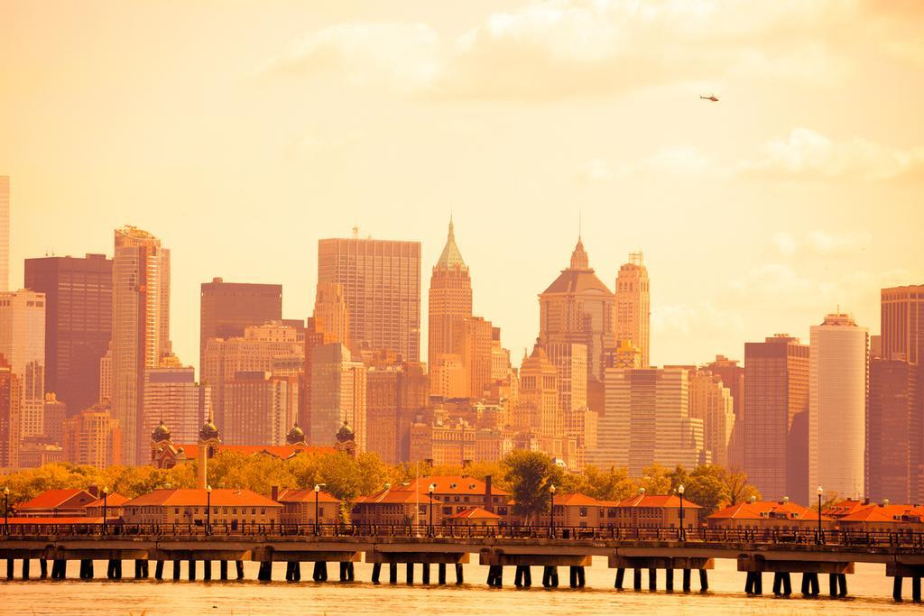 Nueva York ofrece una triste estampa con el cielo anaranjado a causa de los incendios.