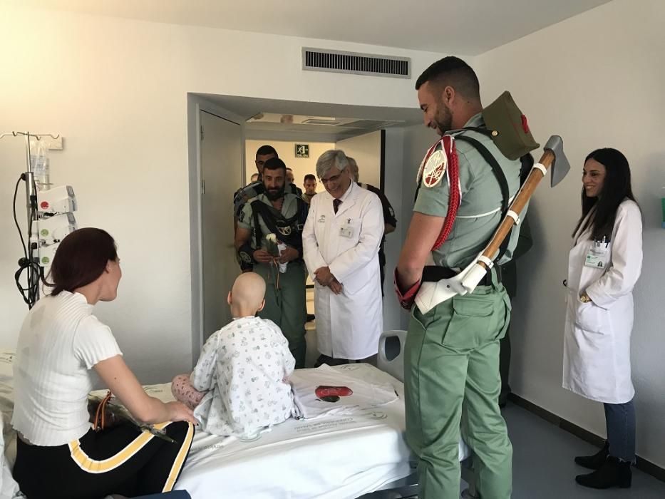 Legionarios en el Hospital Materno junto a los niños.