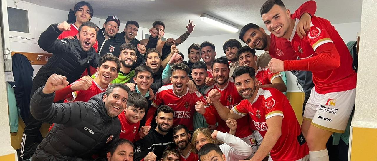 Los jugadores y cuerpo técnico del Atlético Espeleño celebran la victoria ante el Coria.