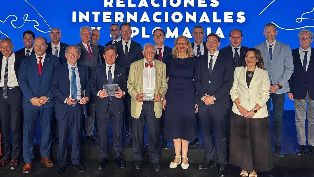 Foto de familia con los galardonados y autoridades asistentes a los primeros Reconocimientos a la Excelencia en Relaciones Internacionales y Diplomacia