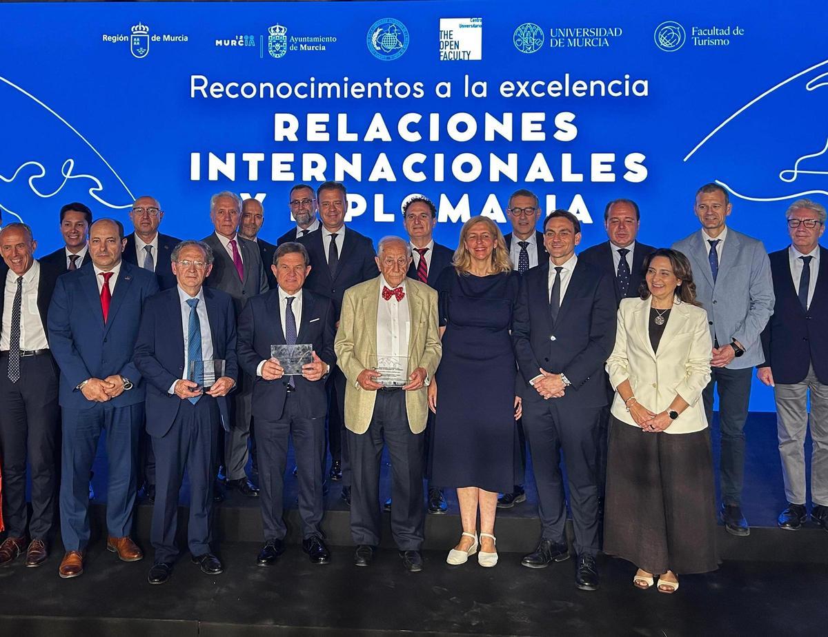 Foto de familia con los galardonados y autoridades asistentes a los primeros Reconocimientos a la Excelencia en Relaciones Internacionales y Diplomacia