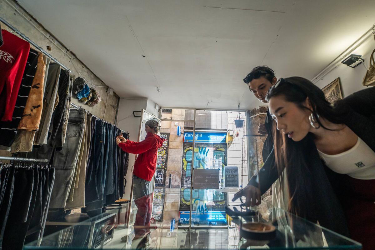 barcelona 5/10/2025 Barcelona Tema de tiendas de ropa de segunda mano en el Raval, Barcelona. Carrer Joaquin Costa .AUTOR: JORDI OTIX