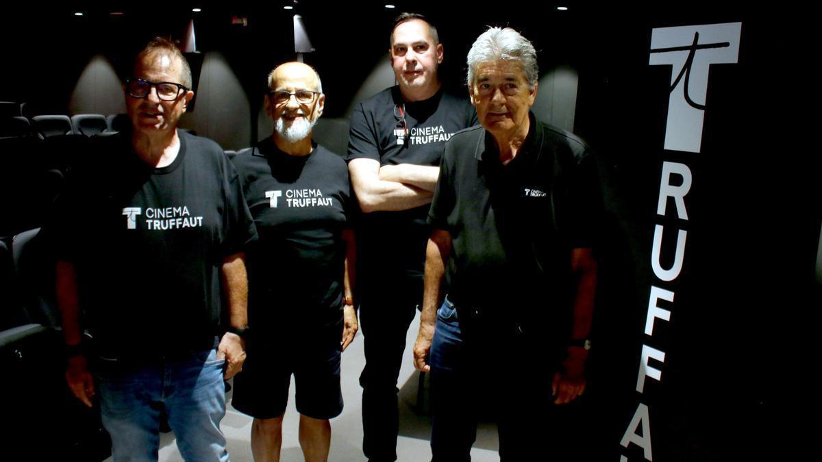 Membres del Col·lectiu de Crítics del Cinema de Girona, després de la roda de premsa d'aquest dilluns.